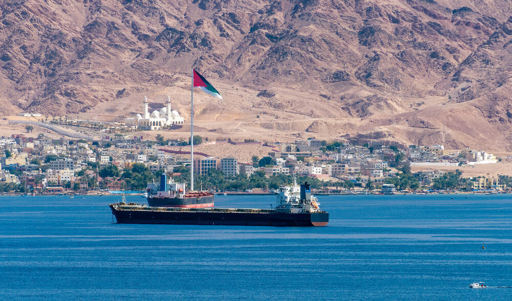 ספינה וברקע העיר עקבה (צילום: shutterstock) ספינה וברקע העיר עקבה