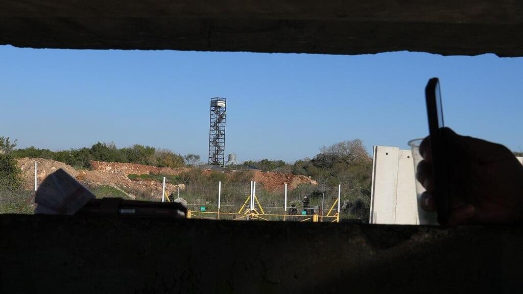 מגדל תצפית שבנה חיזבאללה סמוך לגדר הגבול