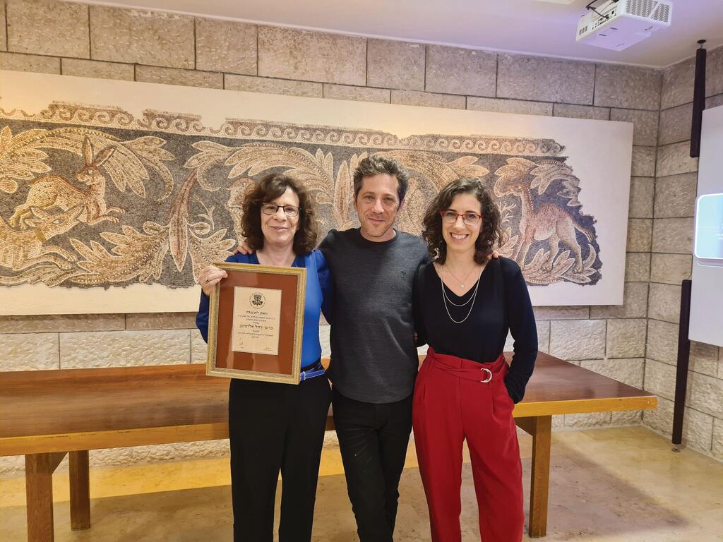 פרופ' רחל אלתרמן עם ילדיה נאורה ועידן, בטקס האקדמיה למדעים