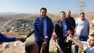 סיור חברי כנסת מהליכוד במאחז הבדואי חאן אל אחמר לקראת תשובת המדינה לבג"ץ על פינויו