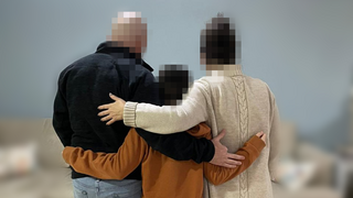 "זה יכול לקרות לילדים אחרים". קרן, דור ובנם אייל זוג הורים שבנם הוטרד מינית