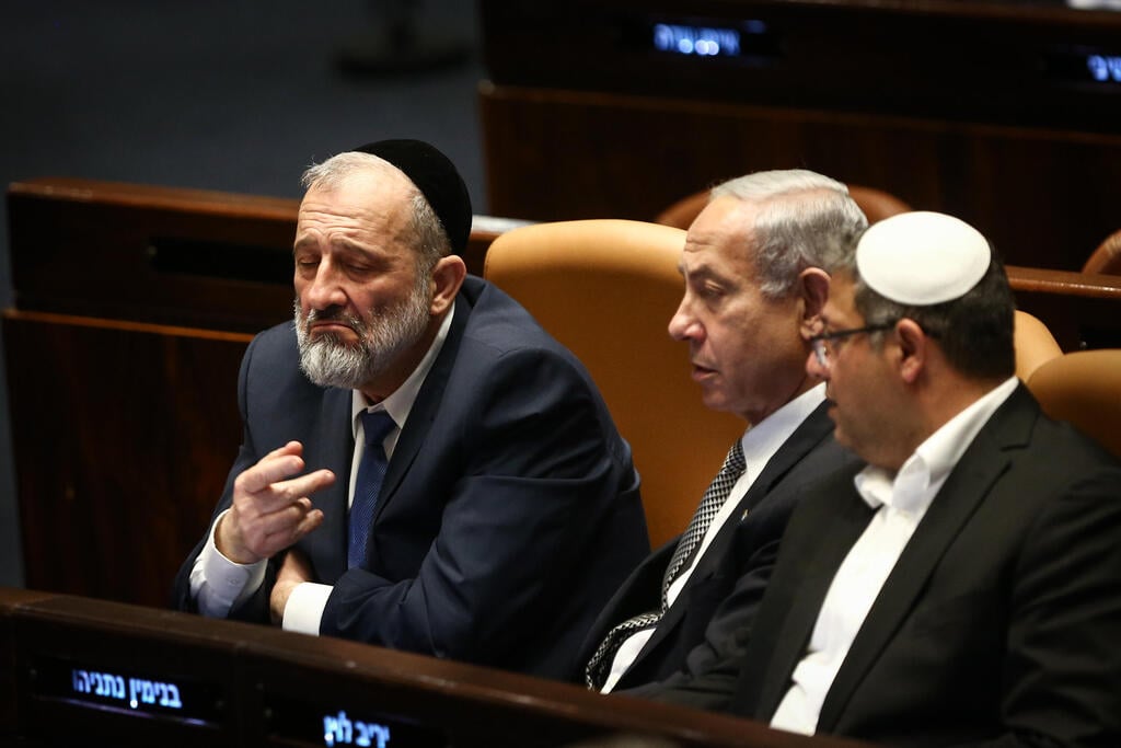 בן גביר, נתניהו ודרעי. סדקים בקואליציה (צילום: אלכס קולומויסקי) מליאת הכנסת