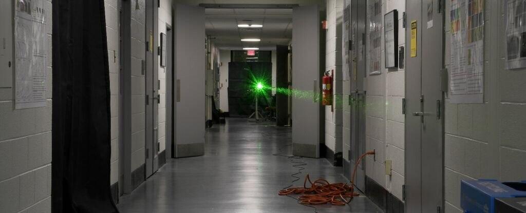 הניסוי בקרן הלייזר (צילום: Intense Laser-Matter Interactions Lab, UMD) הניסוי בקרן הלייזר