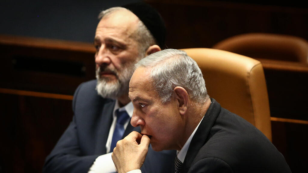 פרשות שיעיבו על כל מתווה. נתניהו ודרעי (צילום: אלכס קולומויסקי) מליאת הכנסת