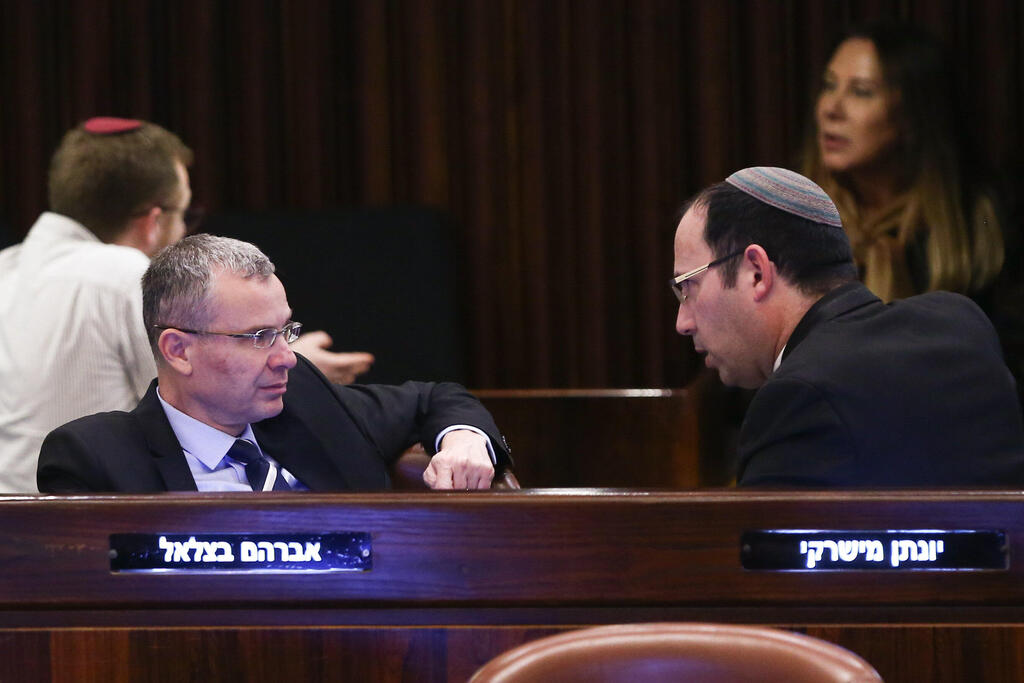 שר המשפטים יריב לוין ויו"ר ועדת חוקה, חוק ומשפט, שמחה רוטמן (צילום: אלכס קולומויסקי) מליאת הכנסת