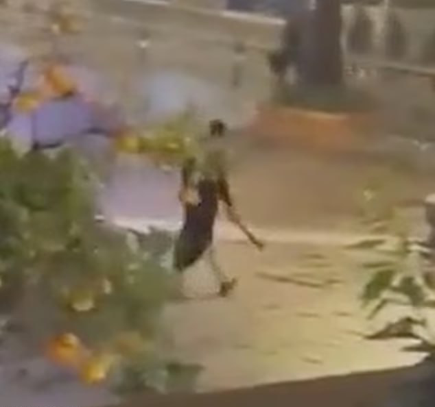 יאסין קנג'ה מסתובב עם המצ'טה בזמן המתקפה שלו בשבוע שעבר בדרום ספרד ספרד חשד ל פיגוע דקירות כנסייה ב אלחסיראס