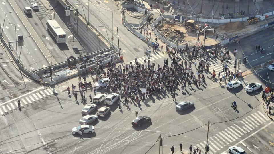 במחאה על איום התאגיד: אנשי תרבות, יוצרים ומפיקים חוסמים את צומת קפלן בתל אביב