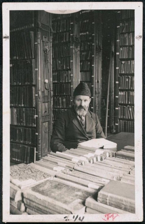 Jewish librarian at the Vilna Ghetto הספרן חייקל לונסקי בספריית שטראשון, שהוקמה בידי מתתיהו שטראשון, בן משפחתה של דבורה ראם. הספרייה הכילה עותקים נדירים של ספרים תורניים מימי ראשית הדפוס