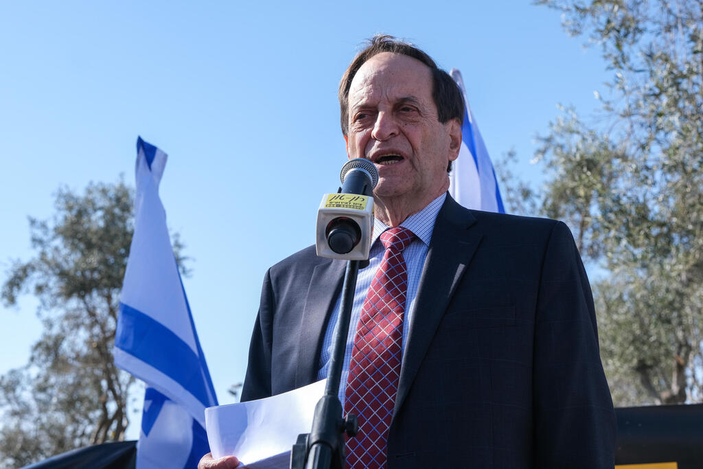 דן מרידור. טוען שהוא טבע את הביטוי ''המהפכה החוקתית'' (צילום: יואב דודקביץ') מחאה מול בית המשפט העליון