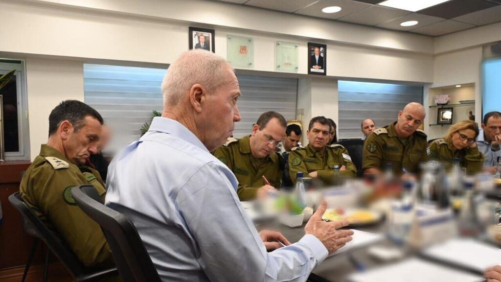 השר גלנט בהערכת המצב עם בכירי מערכת הביטחון (צילום: אריאל חרמוני) שר הביטחון יואב גלנט בהערכת מצב לאור הפיגועים בירושלים
