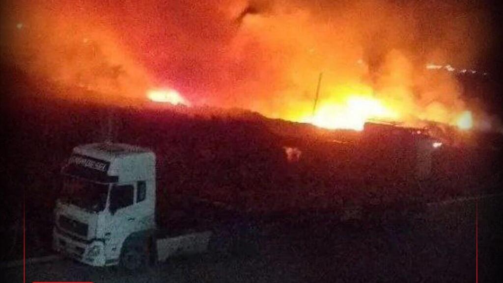 משאית שלפי דיווחים הותקפה מהאוויר במעבר הגבול בין עיראק לסוריה לפי הדיווחים באיראן: תיעוד התקיפה באל-בוכמאל, סוריה