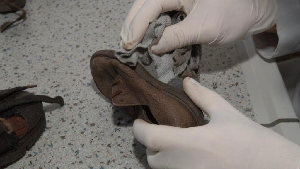 הנעל של הילדה ורה, שנמצאה ושומרה במעבדות השימור של אושוויץ