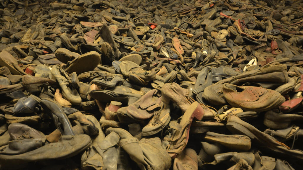 קרוב למאה אלף נעליים שהיו שייכות לקורבנות, מחכות לשימורן במחנה אושוויץ