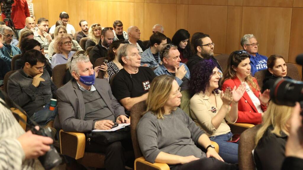 מתוך כנס החירום של ארגון העיתונאים והעיתונאיות נגד סגירת תאגיד השידור הציבורי