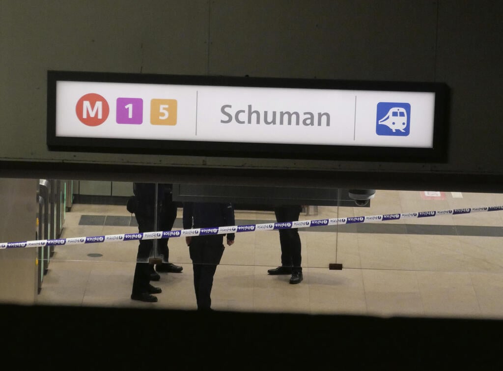 זירת התקיפה בתחנת שומן בבריסל (צילום: AP) בלגיה דקירות רכבת תחתית בריסל