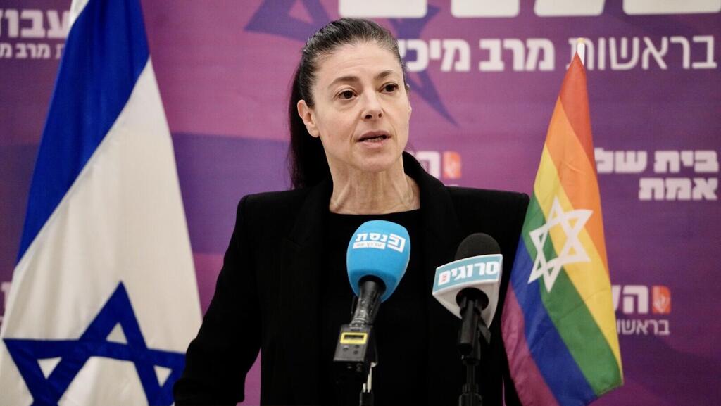 טענה שהמחירים הנמוכים ביישובים מסוימים היו בשל לחץ הפוליטיקאים החרדים. מיכאלי (צילום: שלו שלום) ישיבת סיעה העבודה