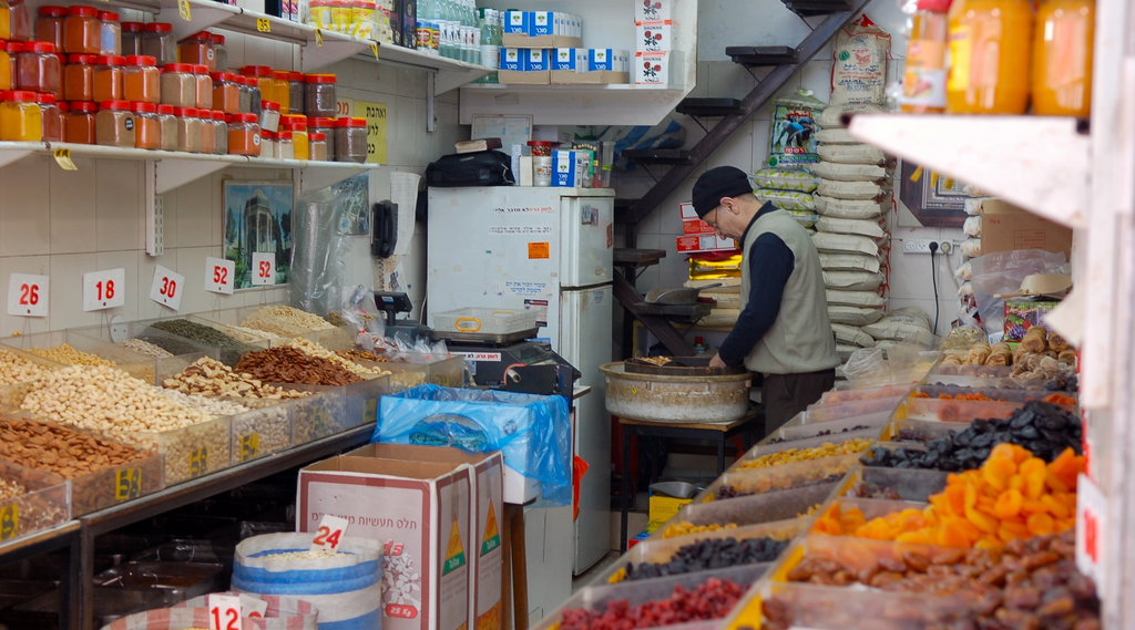 Din Allall’s U.S.-based fruit and nut stores have the feel of street markets in Israel, like Tel Aviv’s Levinsky Market 
