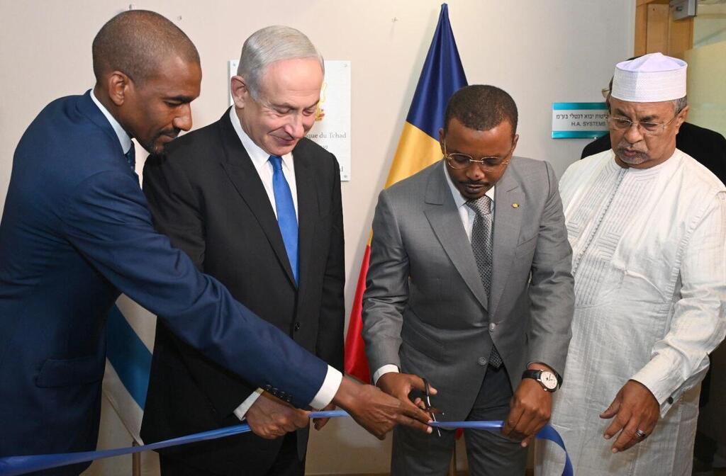 חניכת שגרירות צ'אד ברמת גן (צילום: חיים צח/לע"מ) ראש הממשלה בנימין נתניהו ונשיא צ'אד מהמט דבי חונכים את שגרירות צ'אד בישראל