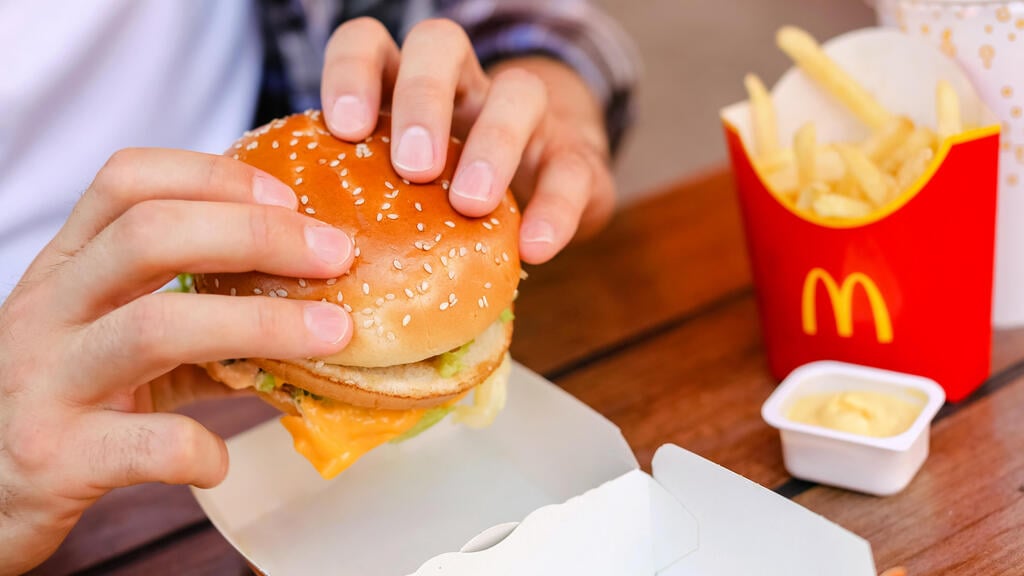 McDonald's will compensate Israeli consumers (Photo: shutterstock) צ'יזבורגר של מקדונלדס