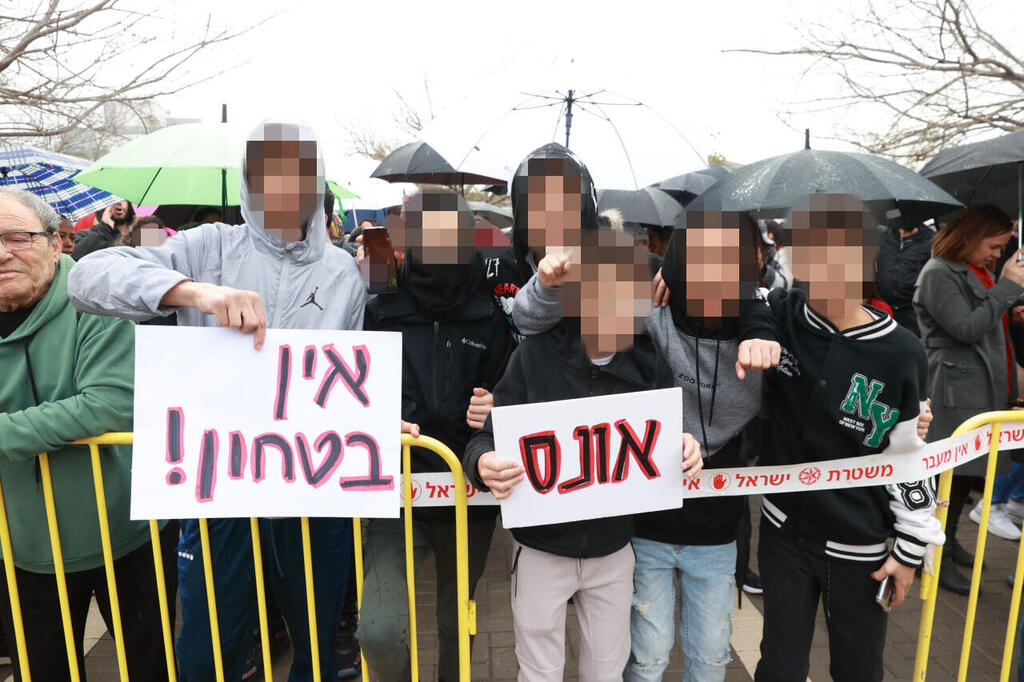 מחאה מול ביתו של ראש מועצת גדרה אחרי האונס (צילום: שאול גולן) מחאה מול ביתו של ראש מועצת גדרה