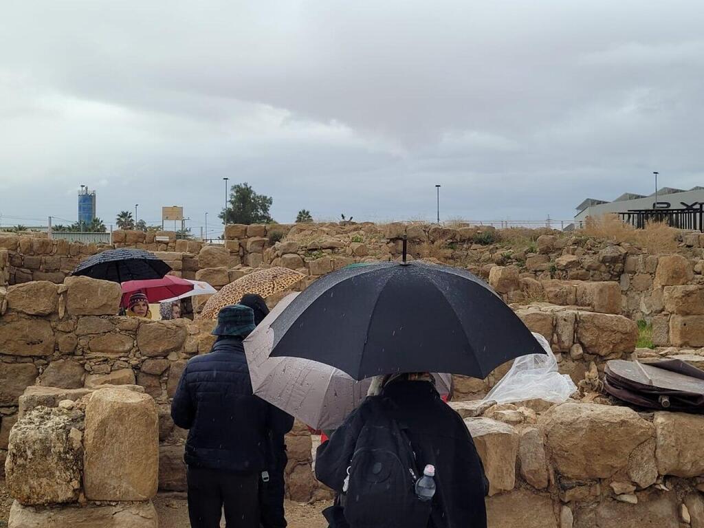 מטיילים במנזר אבתימיוס (צילום: ערן קרוזל, רשות הטבע והגנים) מטיילים במנזר אבתימיוס