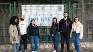 תלמידי עבר והווה מוחים על סגירת בית הספר ברנקו וייס