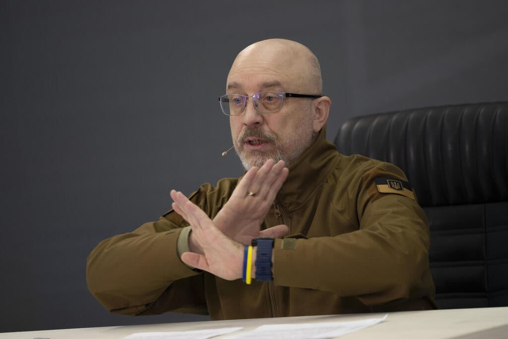 רזניקוב במסיבת עיתונאים אחר הצהריים. "אף אחד לא יושב על הכיסא כל החיים" (צילום: AP) שר ההגנה של אוקראינה אולכסיי רזניקוב במסיבת עיתונאים שערך לקראת ציון שנה ל מלחמה מול רוסיה