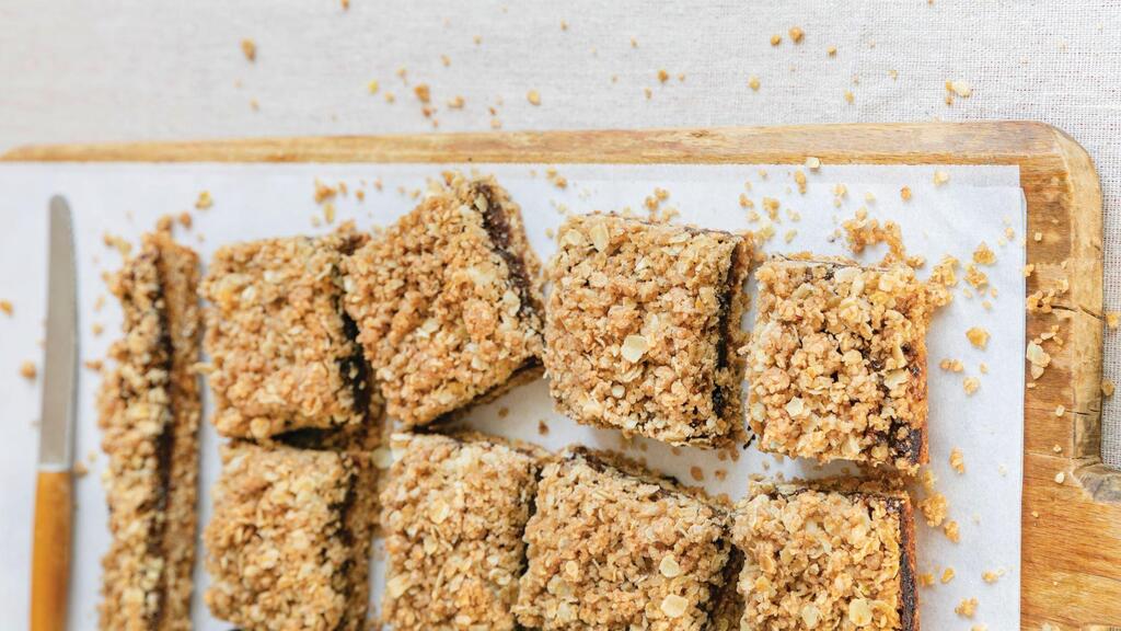 Вкусный рецепт: полезные квадратики с изюмом и тхиной