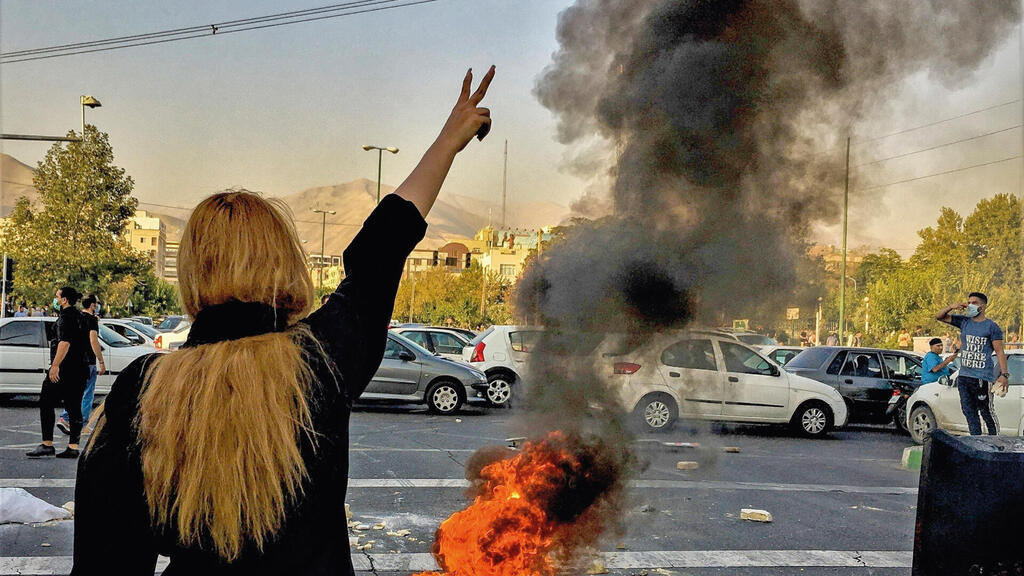  Iranian women protest in Tehran