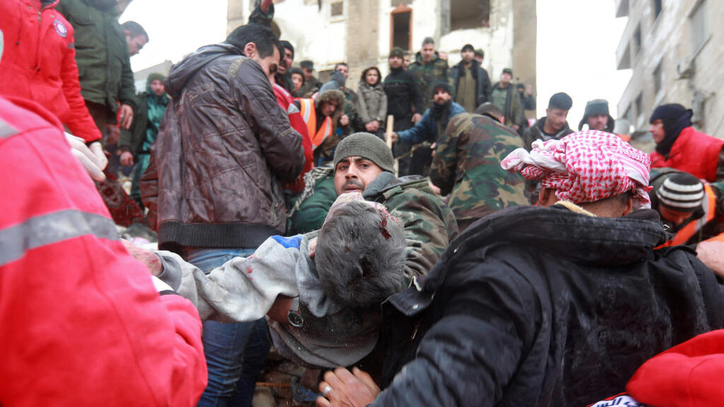 Evacuating injured in Syria (Photo: AFP) כוחות חילוץ בסוריה
