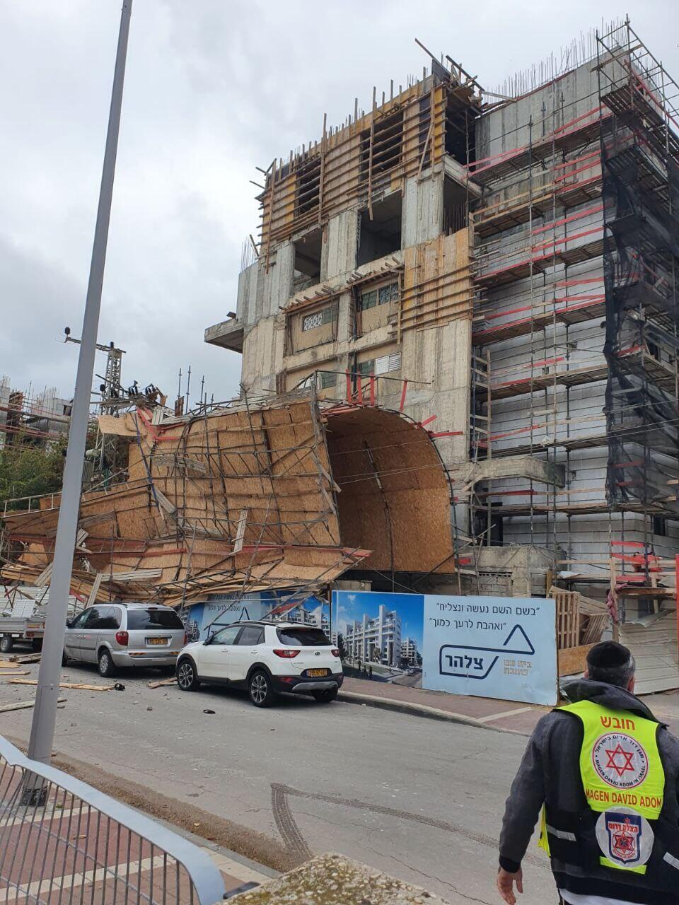 Scaffolding collapsed at construction site in Ashdod due to strong winds (Photo: Meshulam Vizel) פיגום קרס באשדוד