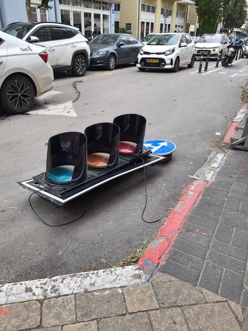 Traffic light smashed on the ground (Photo: Oren Konoratov) רמזור נפל בתל אביב