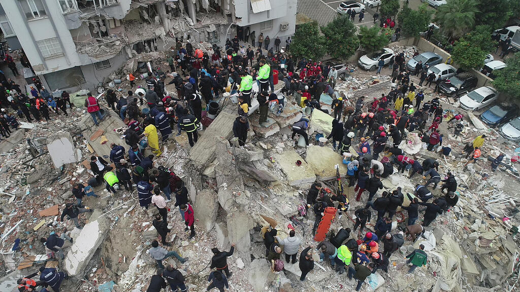 Turkish rescue forces work in collapsed building (Photo: Reuters) חילוץ לכודים בטורקיה