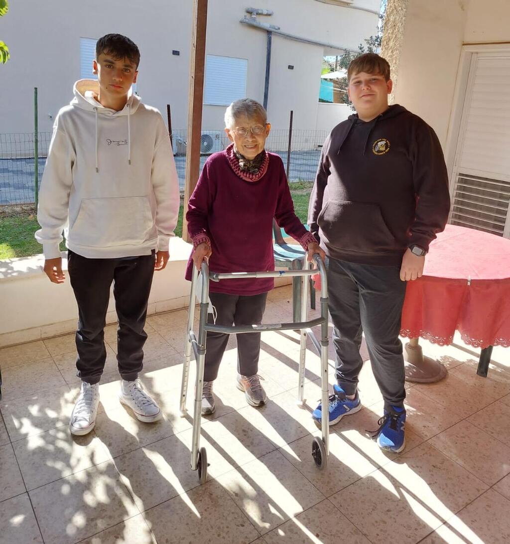 משמרים את המסורת (מימין לשמאל): אור גבורה, רחל סגל, עידן בן חמו