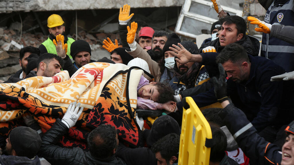 Evacuations in Turkey (Photo: Reuters) חילוץ לכודים בטורקיה