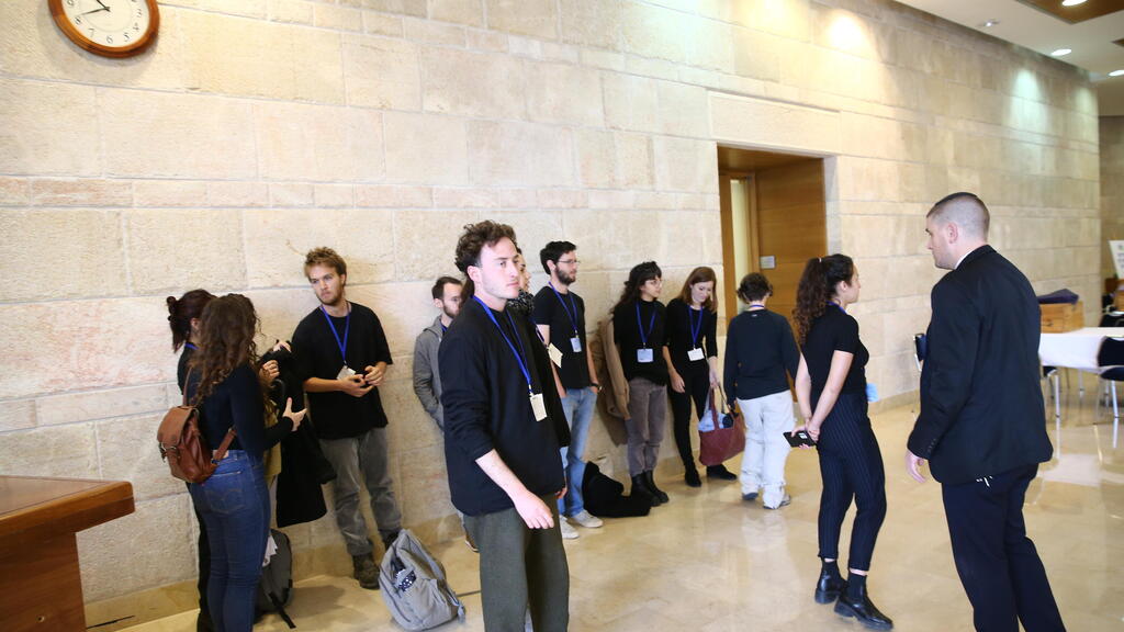 הצעירים שהביעו מחאה בוועדת החוקה (צילום: אלכס קולומויסקי) ועדת חוקה חוק ומשפט