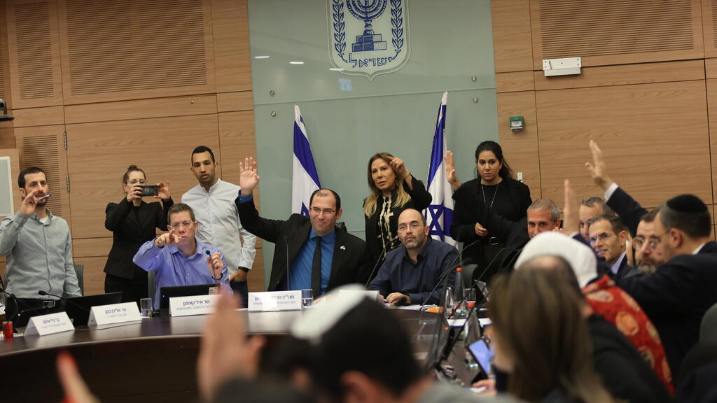 הדיון בוועדת החוקה (צילום: אלכס קולומויסקי) ועדת חוקה חוק ומשפט