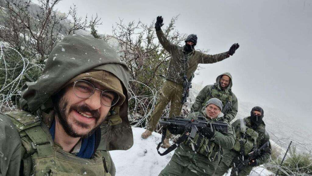 מילואימניקים בגוש עציון (צילום: שי רבינוביץ) מילואימניקים בגוש עציון בסופה "ברברה"