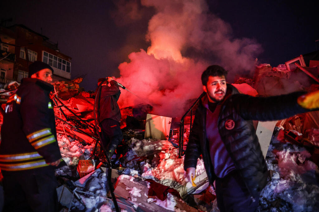 קרמאנמרש טורקיה מחלצים רעידת אדמה לילה 