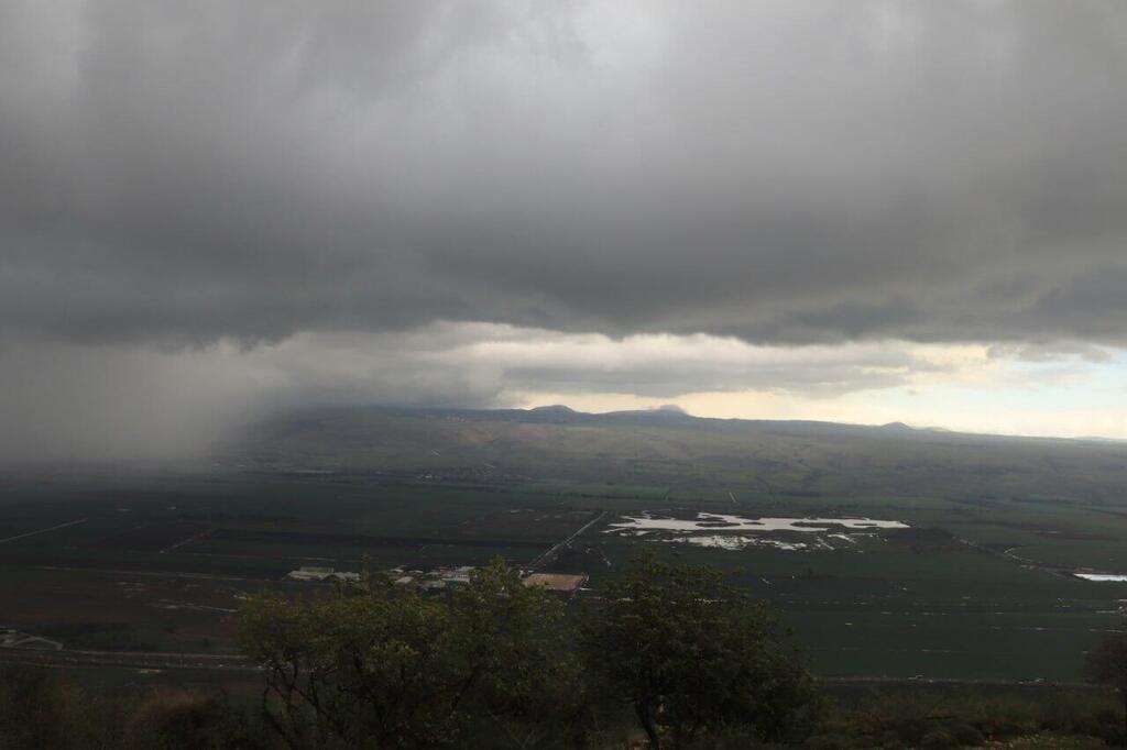 ענני גשם בעמק החולה (צילום: ענת זיסוביץ) ענני גשם בעמק החולה