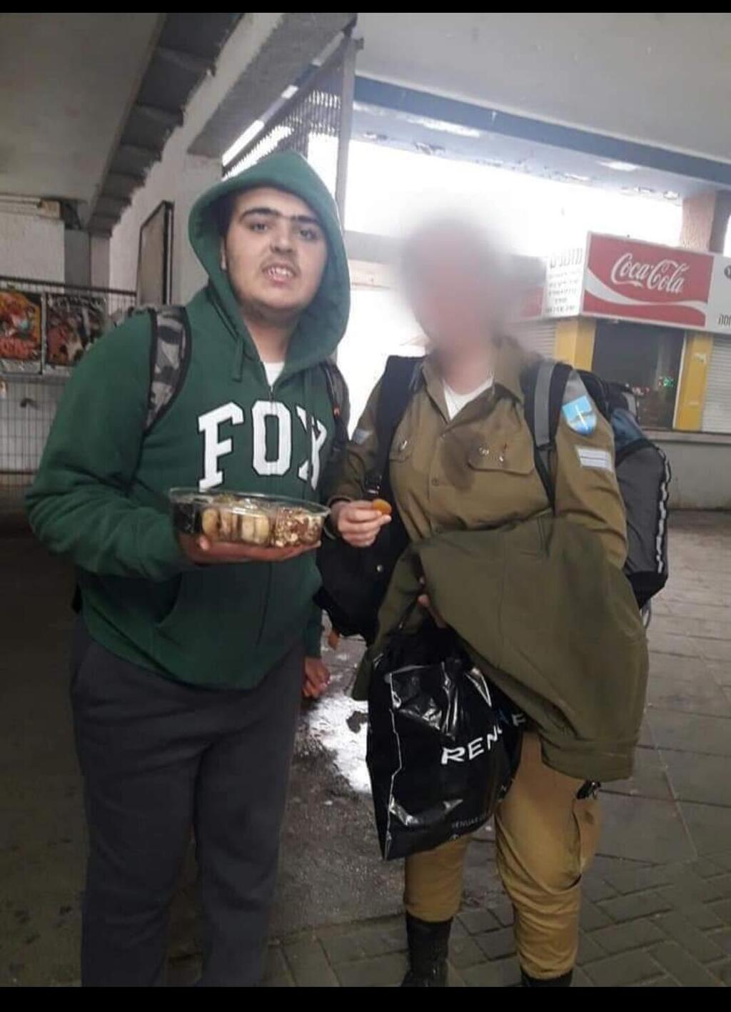 אביאל חדד מחלק מארזי שי בתחנה המרכזית עפולה (צילום: טליה רחמים) אביאל חדד מחלק מארזי שי בתחנה המרכזית עפולה