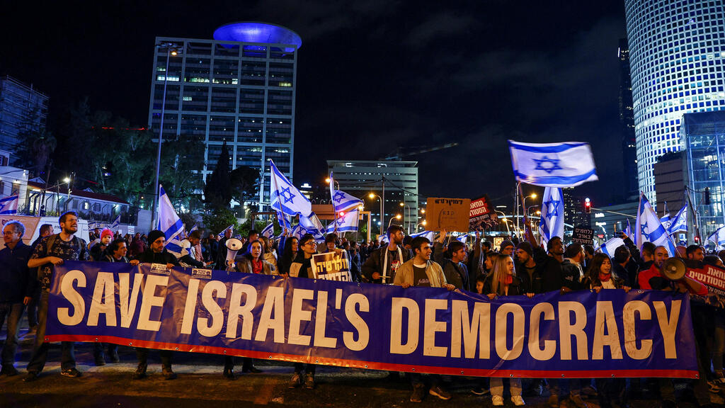 Anti government protesters demonstrate in Tel Aviv 