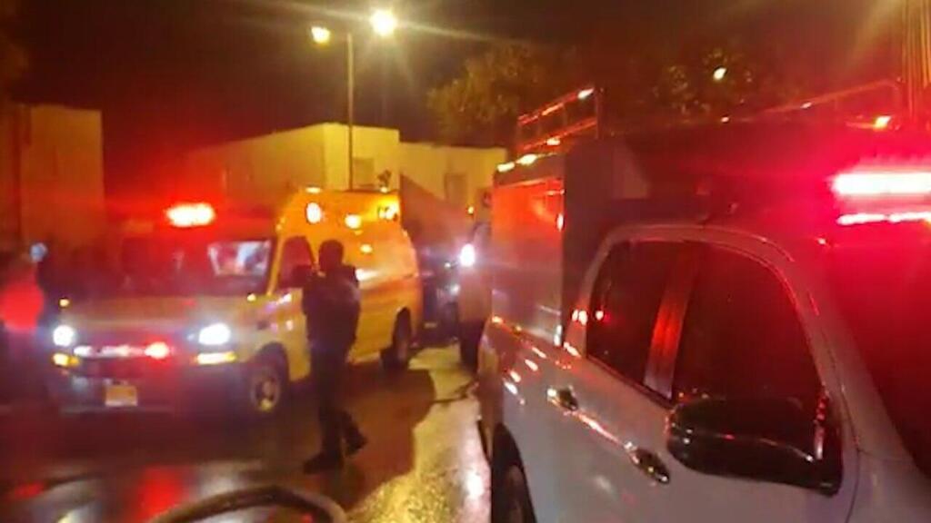 שישה נפגעים, בהם אמא ופעוט במצב קשה. זירת השריפה בבאר שבע (צילום: תיעוד מבצעי מד''א) תיעוד מזירת השריפה בבניין מגורים בבאר שבע