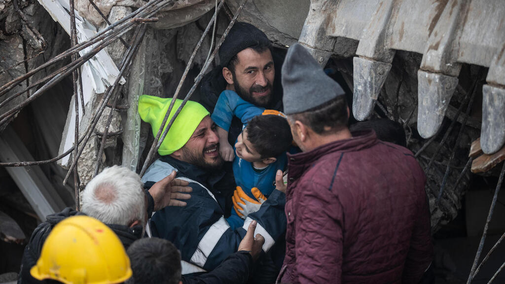חילוץ ילד ב הטאי טורקיה רעש רעידת אדמה