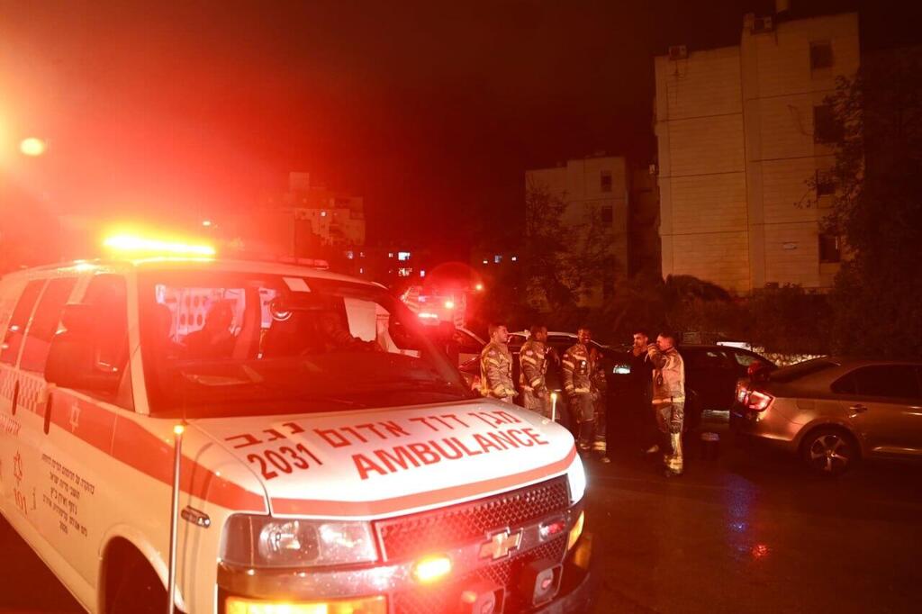 זירת השריפה בבאר שבע (צילום: חיים הורנשטיין) תיעוד מזירת השריפה בבניין מגורים בבאר שבע
