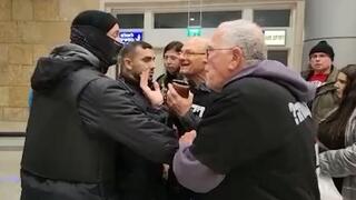 סדרנים בתחנת הרכבת לא נותנים למפגינים להכנס לתחנה בגלל החולצות שלבשו
