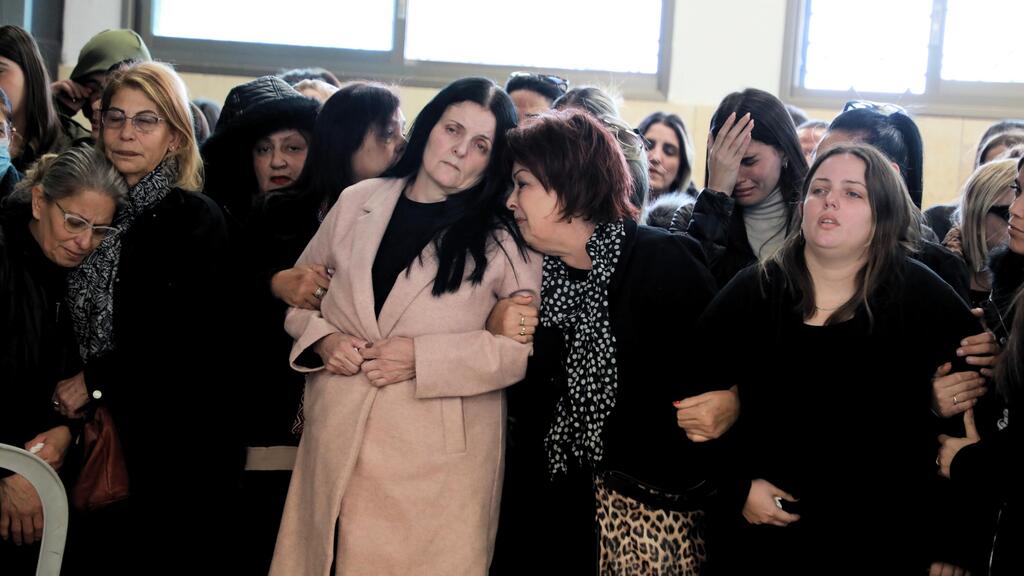 בני משפחה וחברים בהלווייתה של לידר סוויסה יפה, היום (צילום: דנה קופל) הלוויתה של לידר סויסה יפה
