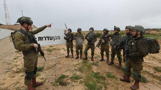 חיילים דתיים ממחלקה בגדוד דוכיפת שומרים מול הישיבה בה למדו