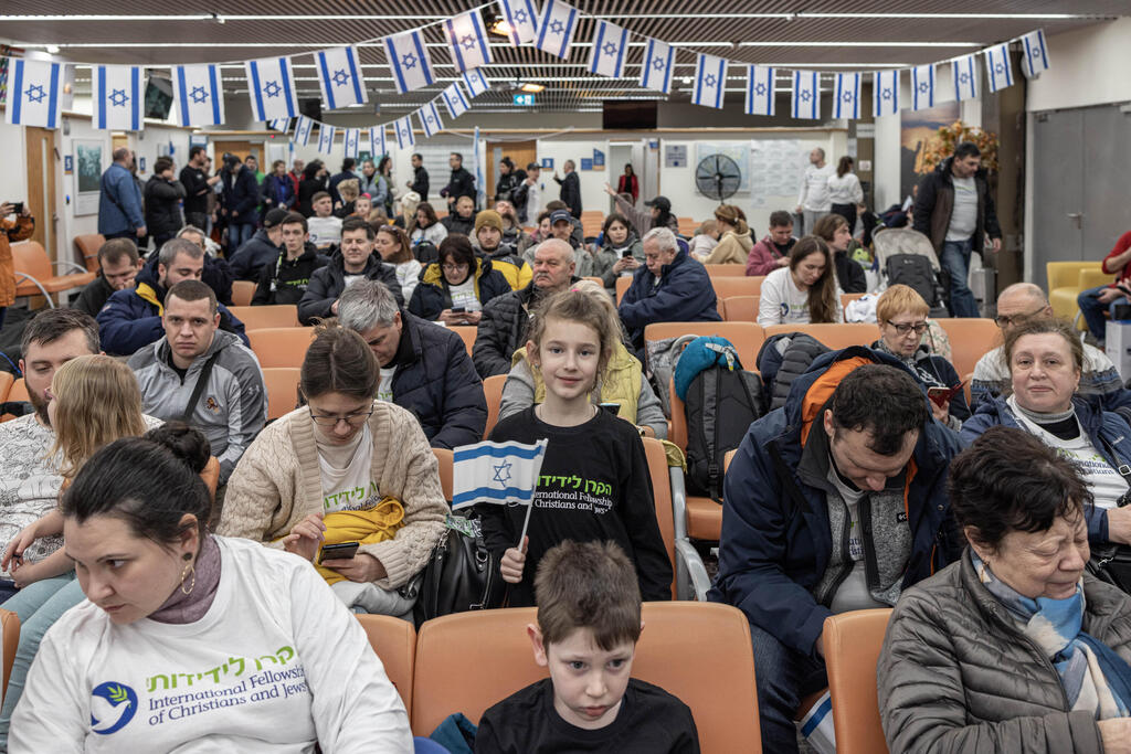 Ukrainian refugees arrive in Israel 