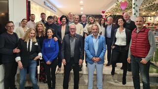 קבלת הפנים למשלחת אוניברסיטת בן-גוריון. עומדים שורה ראשונה מימין לשמאל: זאב הראל, פרופ' דניאל חיימוביץ, הלן דלר, לורן דלר (אשתו של מישל), מישל דלר
